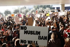 Người dân Mỹ biểu tình phản đối sắc lệnh cấm người tị nạn nhập cảnh của tân Tổng thống Mỹ tại sân bay quốc tế San Francisco ở bang California. (Ảnh: AFP/TTXVN)