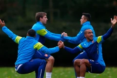 Theo Walcolt tập luyện tích cực chờ "đại chiến" với Liverpool