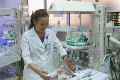 Bác sỹ Phạm Thị Thanh Tâm, Trưởng khoa Hồi sức Sơ sinh Bệnh viện Nhi đồng 1, Thành phố Hồ Chí Minh thăm khám bệnh nhi sau phẫu thuật. (Ảnh: Phương Vy/TTXVN) 