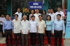 Ủy viên Trung ương Đảng, Tổng giám đốc TTXVN Nguyễn Đức Lợi cùng các đại biểu chụp ảnh lưu niệm tại con đường mang tên Trần Kim Xuyến. (Ảnh: Thanh Tùng/ TTXVN)