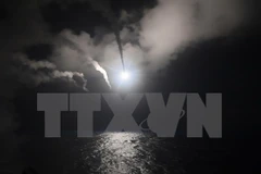 Tàu khu trục có tên lửa dẫn đường USS Porter (DDG 78) bắn tên lửa từ Địa Trung Hải ngày 7/4. (Nguồn: EPA/TTXVN)