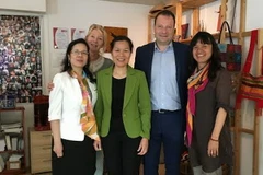 Đại sứ Ngô Thị Hoà và Tổng thư ký Hội hữu nghị Việt Nam- Hà Lan Phạm Thị Phương Nga (bên trái ảnh) chụp ảnh với Tổng giám đốc Ủy ban Y tế Hà Lan-Việt Nam Guus Paarderkooper. (Nguồn: Đại sứ quán Việt Nam tại Hà Lan)