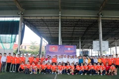 Thanh niên hai Tổng cục chụp ảnh lưu niệm trước khi Giao lưu thể thao. (Ảnh: Phạm Kiên/Vietnam+)