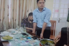Đối tượng Lê Duy Phong bị bắt cùng tang vật. 