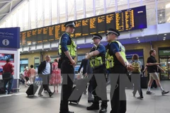 Cảnh sát Anh tuần tra tại nhà ga King Cross ở London ngày 25/5. (Ảnh: EPA/TTXVN)