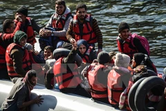 Người tị nạn Syria tìm cách vượt biển Aegean đến đảo Lesbos từ bờ biển Ayvacik ở Canakkale, Thổ Nhĩ Kỳ. (Nguồn: AFP/TTXVN)