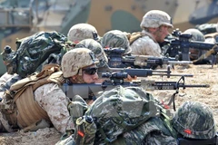 Lính thủy đánh bộ Mỹ và Hàn Quốc diễn tập đổ bộ trên bãi biển trong một cuộc tập trận chung Mỹ-Hàn Quốc. (Nguồn: AFP/TTXVN)