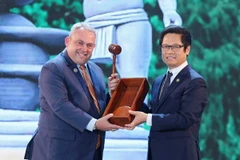 Ông Vũ Tiến Lộc, Chủ tịch Hội nghị Thượng đỉnh Doanh nghiệp APEC 2017 (bên phải) thực hiện nghi thức bàn giao việc tổ chức CEO Summit 2018 cho đại diện nền kinh tế Papua New Guinea, chủ nhà APEC 2018. (Ảnh: TTXVN)