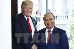 Tổng thống Hoa Kỳ Donald Trump đón Thủ tướng Nguyễn Xuân Phúc ngay tại cửa Nhà Trắng. (Ảnh: Thống Nhất/TTXVN)