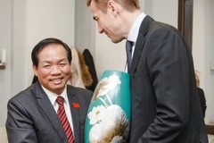 Ông Lê Hồng Tịnh, Phó Chủ nhiệm Ủy ban Khoa học Công nghệ và Môi trường Quốc hội Việt Nam, trao quà lưu niệm tặng Thứ trưởng Bộ Công ​Thương Nga Evtunov Viktor Leonidovich. (Ảnh: Vietnam+)