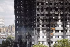 Tòa chung cư Grenfell Tower bị thiêu rụi trong vụ hỏa hoạn. (Nguồn: AFP/TTXVN)