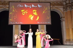 Tiết mục múa 'Một thoáng quê hương' tại buổi lễ đón mừng năm mới tại tòa thị chính Paris. (Ảnh: Bích Hà/Vietnam+)