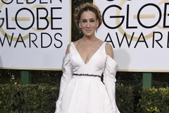 Sarah Jessica Parker trong chiếc đầm trắng trễ vai khiến bộ ngực như phẳng lì. (Nguồn: Shutterstock)