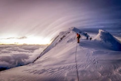Những người leo núi chinh phục đỉnh núi Jengish Chokusu, nằm giữa Kyrgyzstan và Trung Quốc. (Nguồn: NatGeo)