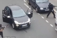 Hai kẻ khủng bố tấn công vào tòa soạn báo Charlie Hebdo. (Nguồn: DM)