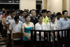 Các bị cáo nghe toà tuyên án. (Ảnh: Công Mạo/TTXVN)