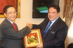 Tổng thư ký đảng UMNO Tengku Adnan Tengku Mansor tiếp Đại sứ Việt Nam tại Malaysia Phạm Cao Phong. (Ảnh: Lê Hòa/Vietnam+) 