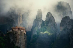 Tu viện Roussanou nằm trong quần thể tu viện Meteora với kiến trúc độc đáo, nằm lơ lửng trên không ở Hy Lạp. (Nguồn: NatGeo)