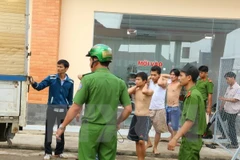 Các đối tượng nghiện ma túy trong một vụ bỏ trốn bị lực lượng chức năng đưa trở lại cơ sở điều trị. (Ảnh: Sỹ Tuyên/TTXVN)