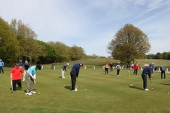 Các golf thủ khởi động trước khi bước vào thi đấu. (Ảnh: Lê Phương/Vietnam+)