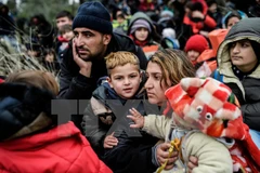 Người di cư chờ tại Canakkale, Thổ Nhĩ Kỳ để tìm cách vượt biển tới Hy Lạp. (Nguồn: AFP/TTXVN)