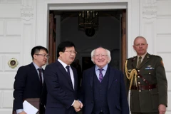 Phó Thủ tướng Trình Đình Dũng chào xã giao Tổng thống Ireland Michael Higgins. (Ảnh: Lê Phương/Vietnam+)