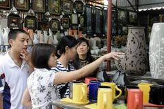 Du khách tham quan Làng gốm Bát Tràng. (Ảnh: Trần Thanh Giang/TTXVN)