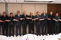 Bộ trưởng Quốc phòng Mỹ James Mattis (thứ 5, trái) và quan chức quốc phòng các nước Đông Nam Á chụp ảnh chung tại Đối thoại Shangri-La lần thứ 16 ở Singapore ngày 4/6. (Nguồn: AFP/TTXVN)