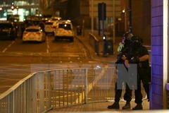 Cảnh sát tuần tra xung quanh sân vận động Manchester Arena sau vụ nổ ngày 23/5. (Nguồn: EPA/TTXVN)