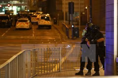 Cảnh sát tuần tra xung quanh sân vận động Manchester Arena sau vụ nổ ngày 23/5. (Nguồn: EPA/TTXVN)