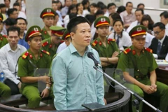 Bị cáo Hà Văn Thắm, nguyên Chủ tịch Hội đồng quản trị Ngân hàng Thương mại cổ phần Đại Dương đứng trước vành móng ngựa. (Ảnh: Doãn Tấn/TTXVN)