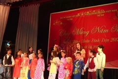 Trẻ em kiều bào tại Áo hào hứng với những bài hát về Tết cổ truyền. (Ảnh: Bích Yến/Vietnam+)