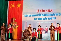 Tiết mục biểu diễn của Câu lạc bộ Trống quân xã Dạ Trạch, huyện Khoái Châu. (Ảnh: Mai Ngoan/TTXVN)