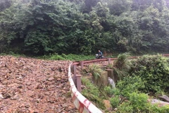 Đoạn đường lên Khu du lịch Mẫu Sơn bị sạt lở nghiêm trọng. Ảnh: Doãn Hoàng Nam/TTXVN)