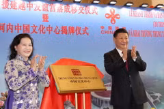 Chủ tịch Quốc hội Nguyễn Thị Kim Ngân và Tổng Bí thư, Chủ tịch Trung Quốc Tập Cận Bình thực hiện nghi thức khai trương Trung tâm Văn hóa Trung Quốc tại Hà Nội. (Ảnh: Trọng Đức/TTXVN)