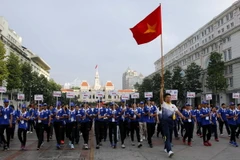 Đi bộ đồng hành cổ vũ Đoàn Thể thao Việt Nam tham dự SEA Games 29. (Ảnh: Hoàng Hải/TTXVN)