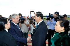  Phó Thủ tướng Cộng hoà Belarus V. Semashko đón Chủ tịch nước Trần Đại Quang và Phu nhân tại sân bay Quốc tế Minsk. (Ảnh: Nhan Sáng/TTXVN)