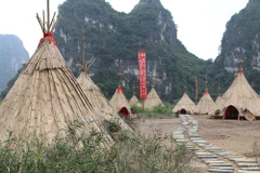 Phim trường được dựng lại mô phỏng theo phim trường hình hãng phim Hollywood đã quay phim Kong: Skull Island. Tái hiện hình ảnh nhà chòi trong phim. (Ảnh: Ninh Đức Phương/TTXVN)