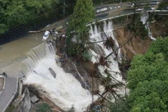 Cảnh tàn phá do ảnh hưởng của bão Lan tại Kishiwada ngày 23/10. (Nguồn: Kyodo/TTXVN)