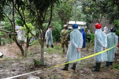 Lực lượng chức năng phong tỏa hiện trường để điều tra vụ việc. (Ảnh: Nguyên Lý/TTXVN)