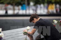 Tưởng nhớ các nạn nhân tại Đài tưởng niệm ở New York ngày 11/9. (Nguồn: THX/TTXVN)