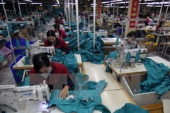 Một dây chuyền may hàng xuất khẩu. (Ảnh: Vũ Sinh/TTXVN)