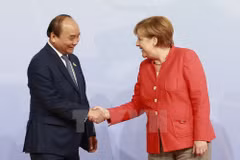 Thủ tướng Đức Angela Merkel đón Thủ tướng Nguyễn Xuân Phúc. (Ảnh: Thống Nhất/TTXVN)