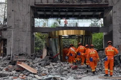 Nhân viên cứu hộ làm nhiệm vụ tại tòa nhà bị sập do động đất tại Tứ Xuyên ngày 9/8. (Nguồn: THX/TTXVN)