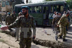 Binh sỹ Afghanistan điều tra tại hiện trường một vụ tấn công. (Nguồn: AFP/TTXVN)