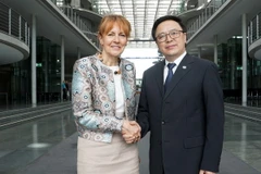 Ông Hoàng Bình Quân, Trưởng Ban Đối ngoại Trung ương Đảng Cộng sản Việt Nam và bà Edelgard Bulmahn, thành viên Đảng Dân chủ Xã hội Đức, Phó Chủ tịch Quốc hội Liên bang Đức, chụp ảnh lưu niệm. (Ảnh: Phạm Văn Thắng/TTXVN)