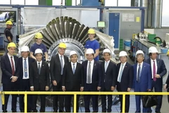 Thủ tướng Thủ tướng Nguyễn Xuân Phúc đến tham quan nhà máy sản xuất turbine khí của Hãng Siemens. (Ảnh: Thống Nhất/TTXVN)