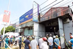 Hiện trường vụ cháy xưởng (Ảnh: PV/Vietnam+) 