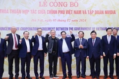 Thủ tướng Phạm Minh Chính và ông Jensen Huang, CEO Tập đoàn NVIDIA cùng các đại biểu tại Lễ công bố Thỏa thuận hợp tác giữa Chính phủ Việt Nam và Tập đoàn NVIDIA. (Nguồn: TTXVN) 
