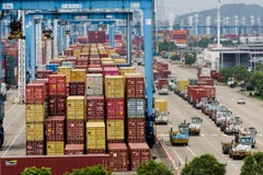 Quang cảnh cảng hàng hóa tại tỉnh Chiết Giang, Trung Quốc. (Nguồn: THX/TTXVN) 